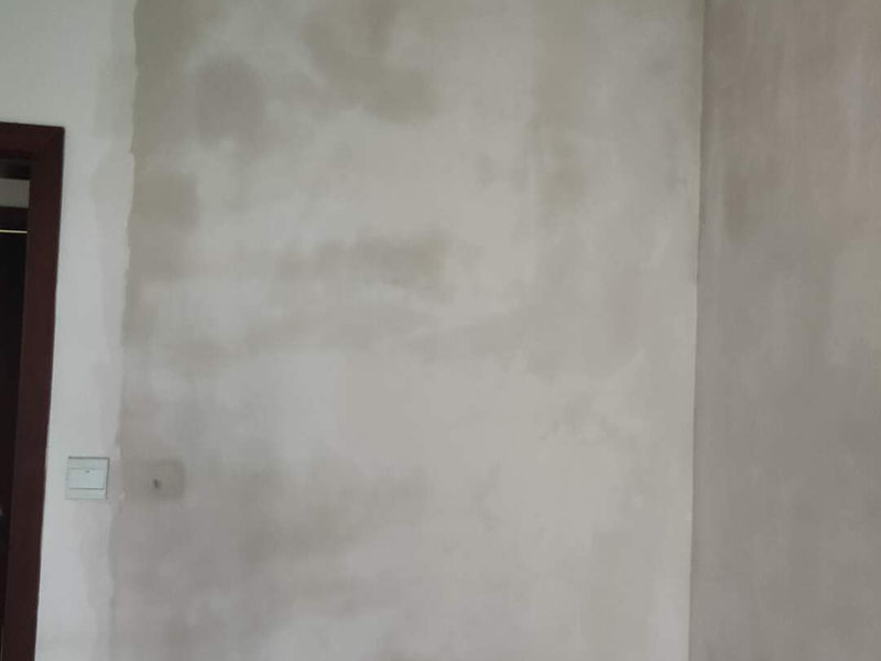 墻面翻新裝修：1、短期內(nèi)：對于購買的二手房墻面，如果是裝修沒多久，那么在進行墻面處理的時候，原先的耐水膩子可以保留一些，不用完全的鏟掉；用鋼刷和砂紙進行打磨墻面，打磨后即可重新涂刷乳膠漆。 2、時間間隔太久：如果是五年以上的耐水膩子，由于材料老化，在二次刷漆的時候，就必須全部鏟除至墻底，否則的話會影響今后墻面乳膠漆的施工質(zhì)量和裝修后的長期使用效果。