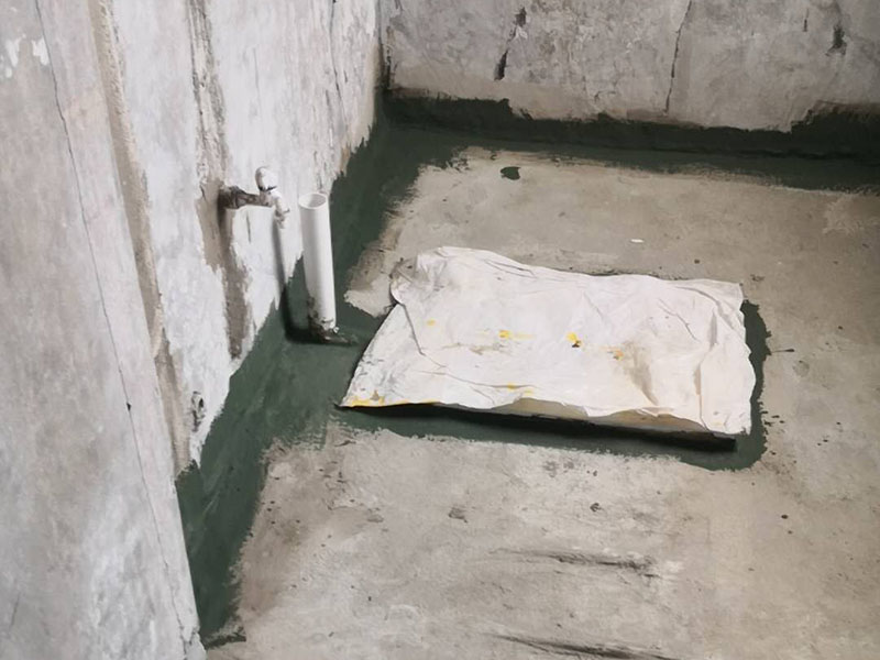 有一種叫架空式回填，這一種方式現在相對來說比較少了，首先這種方式的時間成本要多出一到兩天而且這種方式的防水相對來說會比較差，樓下很容易出現問題，雖然這種方式對了管道的保護是非常好的，因為衛生間中間就是空的，它就是在四周的墻面打孔，然后做現澆板，這樣做主要就是后期時間長了四周容易出現滲漏，然后中間的架空層就會被水填滿，防水萬一出問題就比較麻煩。