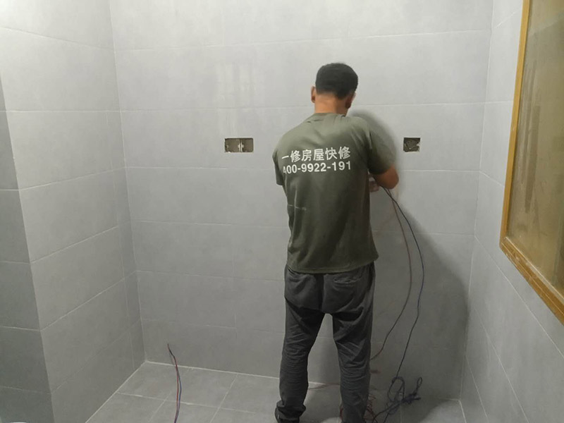 廚衛墻面防水貼磚：衛生間的防水工作流程，都是在地面用水泥砂漿找平一次，等它干透后再做防水。那些詢問做完防水能不能馬上貼瓷磚的業主，首先要搞清楚，防水不是只做一遍就可以的。一般的防水施工要做2到3遍，而且防水的順序也是有講究的，比如，要先做完墻面防水再貼墻磚，其次才可以做地面防水，再貼地磚。因為地面經常會踩來踩去，地面防水如果先做了會很容易踩壞。