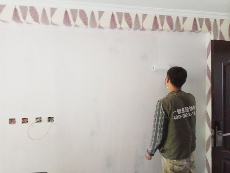 酒店墻面翻新：將房中小件物品搬移到柜子，儲物柜等不需要施工的位置，如樓梯間，衛生間等，利用專業的遮蔽保護膜貼在地面，包裝家具，避免施工期間對家中的物品造成損害和污染。檢查墻面破損位置，如粉化，開裂，滲水，起皮現象嚴重的利用鏟刀直接全部鏟除至基層，局部破損現象不嚴重的位置直接用打磨機或者砂紙打磨即可。貼過墻紙的一定要完全清理掉墻紙內的膠，因為膠水時間長了之后會產生化學反應，會對膩子層有所影響，且易造成環保污染，揮發有害物質。 墻面完全鏟除后，需用打磨機打磨墻面起到找平的作用，然后做防水界面劑施工，防水施工的目的是防止天氣潮濕或者樓頂漏水，陽臺滲水導致墻面乳膠漆掉皮，界面劑的作用是為了增強水泥基層的粘接力。 膩子是一種墻體抹灰找平材料，膩子的作用是為了使墻面平整，起找平的作用，增強底漆的附著力，且防水膩子還具有耐水的性能，可以保證乳膠漆施工后不會出現起皮，掉粉等現象，膩子施工后，一定要做精細打磨，保證膩子的細膩性。 面漆是墻漆系統中最后一位守關者，它能體現整個漆面的光澤，手感，因此面漆的好壞直接決定了整片漆膜的好壞。