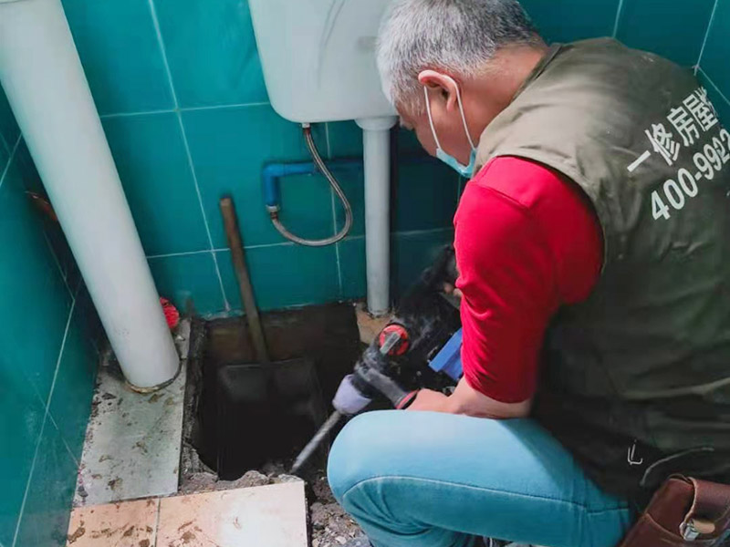 衛(wèi)生間蹲坑滲水維修：將表面的灰塵、油污、積水等處理干凈，并保持表面干燥； 如果瓷磚縫是用填縫劑填的，需要用刀劃出一個(gè)小槽； 在瓷磚面、瓷磚縫、墻縫、管根等水泥部位，噴滲透型防水劑，一定要噴涂均勻； 待防水劑9成干以后（大約2小時(shí)以后），用填縫膏填實(shí)所有瓷磚縫及破損和缺陷部位，管根周圍等薄弱環(huán)節(jié)用填縫膏涂刷加固； 地面與墻面連接處以及管根周圍用塑鋼泥做防水邊； 防水施工結(jié)束后，24小時(shí)內(nèi)施工部位不能淋水。